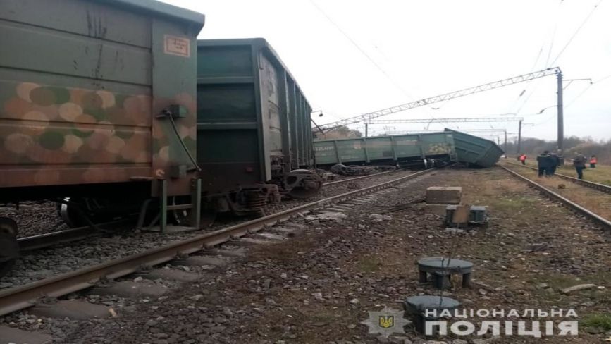 У Бердичівському районі з рейок зійшли 11 вагонів вантажного потяга: пасажирські поїзди запізнюються і змінюють рух