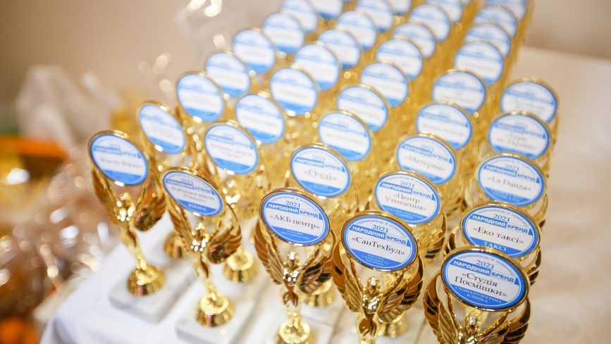 Споживачі обрали – «20 хвилин» нагородили: у Житомирі урочисто відзначили переможців конкурсу «Народний бренд 2021»