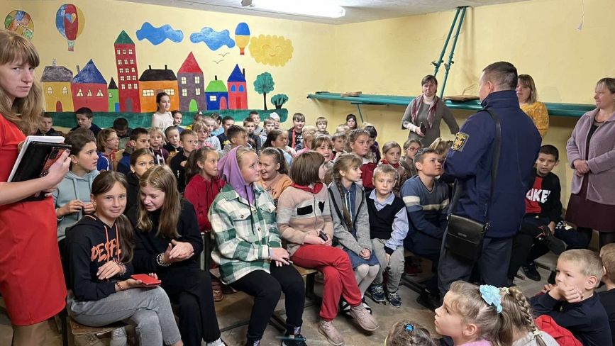 На Житомирщині рятувальники провели для дітей «Єдині уроки безпеки»