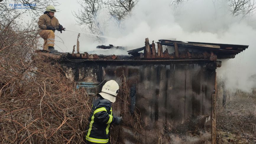 На пожежі в старому занедбаному будинку у Вересах вогнеборці врятували безхатька