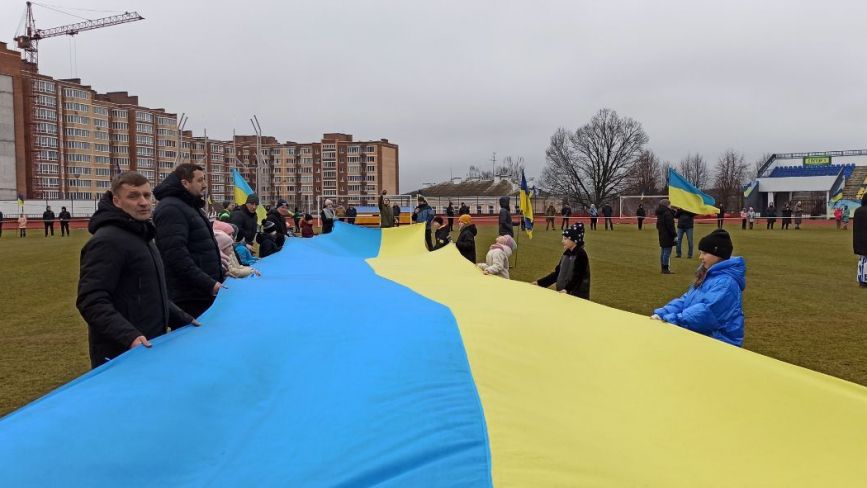 На стадіоні «Полісся» спортсмени і тренери провели флешмоб "Нитка Єдності". ФОТО