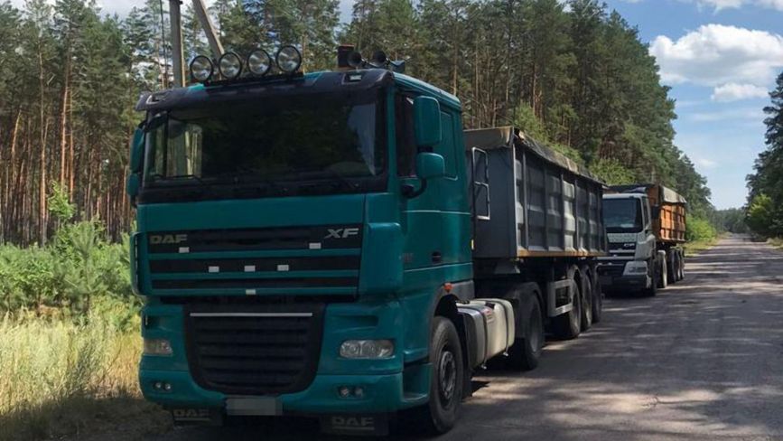На Коростишівщині зупинили вантажівку з нелегальним піском: авто належить підприємцю, який не раз попадався на таких порушеннях