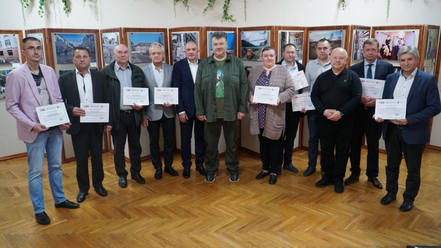 Сьогодні керівники 9 лікарень Житомирщини отримали сертифікати на 23 апарати штучної вентиляції легень