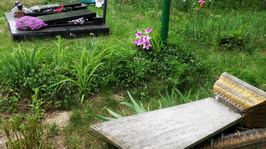 Був п’яний: на Овруччині 17-річний хлопець зруйнував понад 40 пам’ятників на кладовищі
