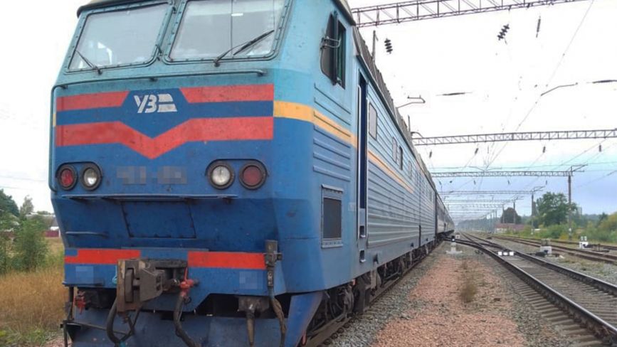 На Радомишльщині пасажирський потяг «Львів-Київ» на смерть збив жінку, що йшла по коліях