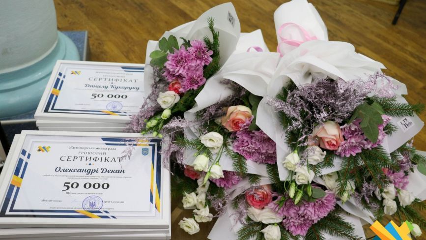 Житомирянам, які виступали на Чемпіонаті світу з веслування на човнах «Дракон» в Таїланді, вручили грошові сертифікати