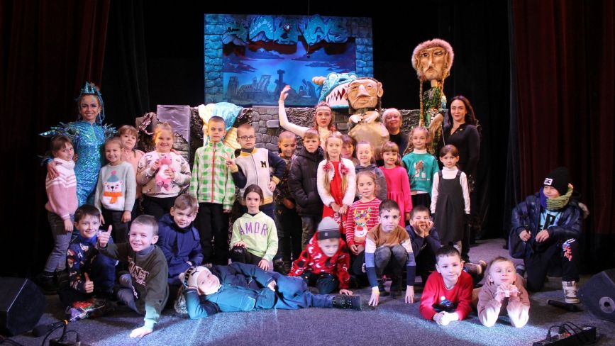 У Житомирському театрі ляльок дітлахів привітали з Днем Святого Миколая