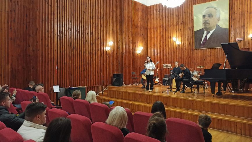 Вихованці та викладачі музичної школи ім. Б.М. Лятошинського провели благодійний концерт