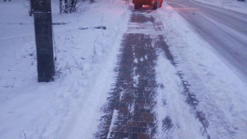 Нічний снігопад у Житомирі: на розчищенні вулиць працювала дорожня техніка