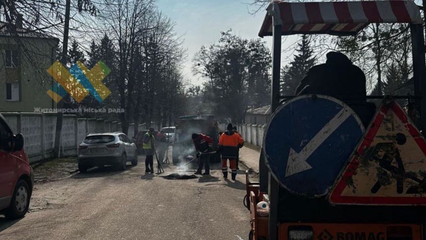 У Житомирі розпочали аварійний ямковий ремонт доріг