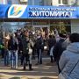 Вибиті двері, бійка, громадські обговорення без людей: у Житомирі протестували проти свавілля Житомиргазу