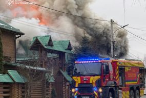 У Житомирі на Богунії ліквідували масштабну пожежу в комплексі, де розташовані кафе, аптека та магазин