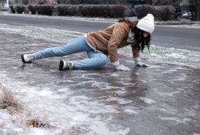 Травмувалися через неприбраний сніг або лід: як діяти та хто відповідає