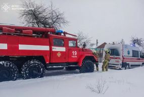 Минулої доби рятувальники Житомирщини витягнули зі снігової пастки 11 одиниць автотехніки, з них 4 - "швидкі"