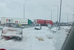 Жахлива дорога на Житомир: сніг, затори та повільний рух автівок. ВІДЕО