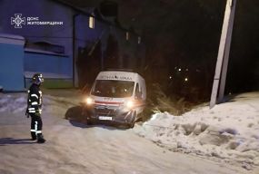 У Житомирі рятувальники відбуксирували «швидку», що застрягла на підйомі через ожеледицю