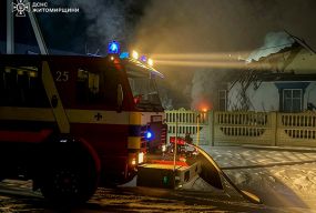 У селі Житомирського району на пожежі в приватній оселі рятувальники врятували літню жінку