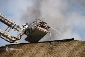 Рятувальники ліквідовують наслідки ворожої атаки в Житомирі. ФОТО
