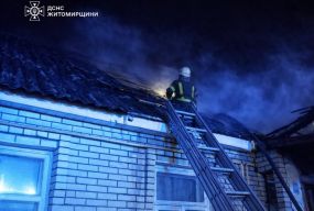 У Житомирі вночі горів приватний будинок: вогнеборці врятували чоловіка