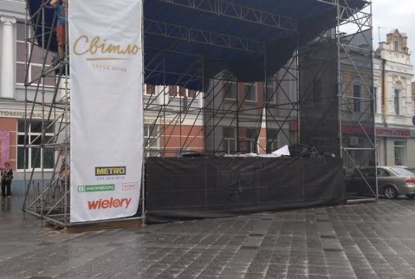 Фотофакт. На вулиці Михайлівській монтують сцену для фестивалю "Світло серед дерев"