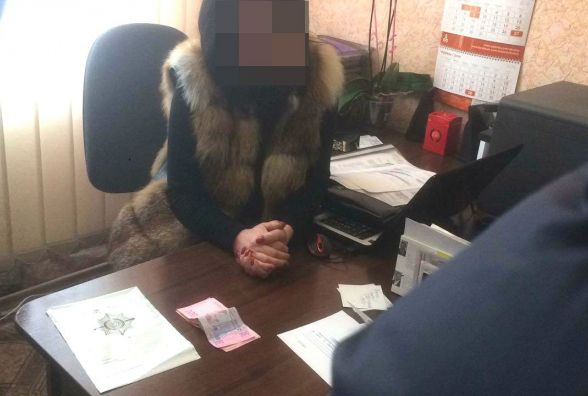 У Бердичеві викрили керівника райсектора міграційної служби, яка «т... У Бердичеві викрили керівника райсектора міграційної служби, яка «торгувала» закордонними біометричними паспортами