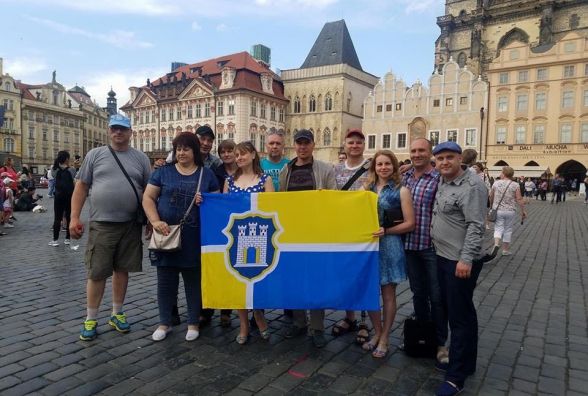 Учасники проекту Bus of heroes розгорнули прапор Житомира у Кракові та Празі