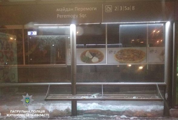 У Житомирі затримали вандалів, що розтрощили зупинку громадського транспорту на майдані Перемоги