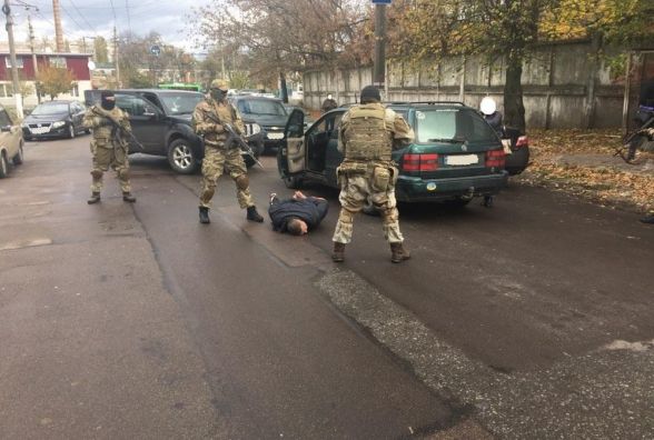 Подробиці затримання трьох осіб у Бердичеві : чоловіки вимагали 10 тис доларів від жінки та погрожували позбавленню її волі