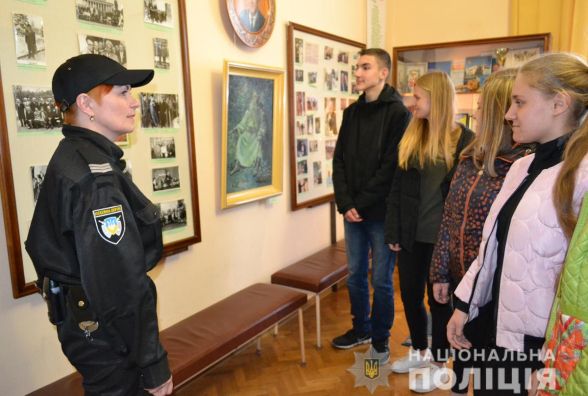 У Житомирі юні вартові правопорядку познайомились з жінкою-гарантом безпеки і порядку літературного музею