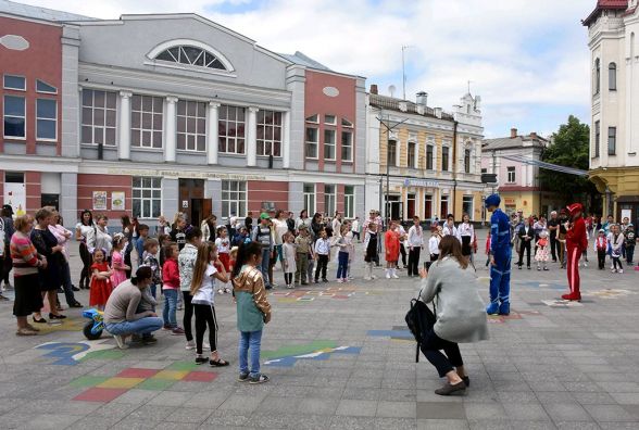 Напередодні свята Житомир уже перетворюється на територію дітей