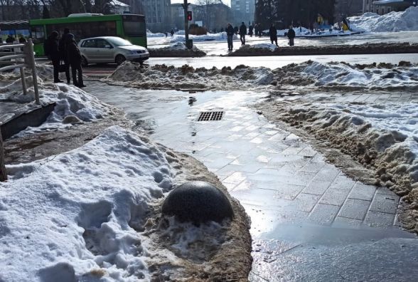 Дві біди по-житомирськи: дороги тануть, зупинки стають небезпечними