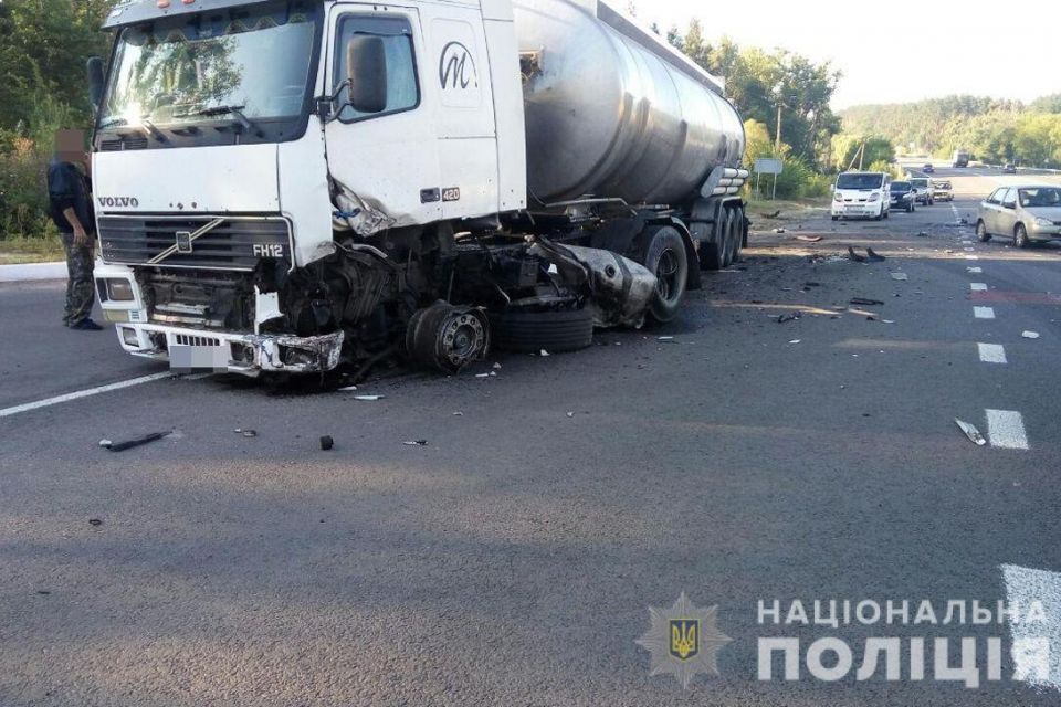 У Житомирському районі зіштовхнулись легковий автомобіль та вантажівка: загинув водій