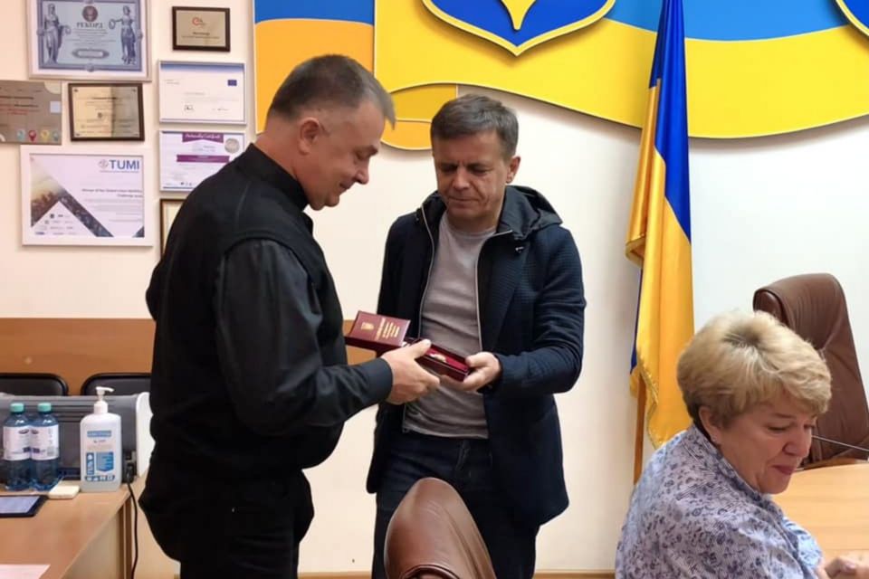 Житомирький волонтер Андрій Ковальов отримав нагороду від міністра оборони