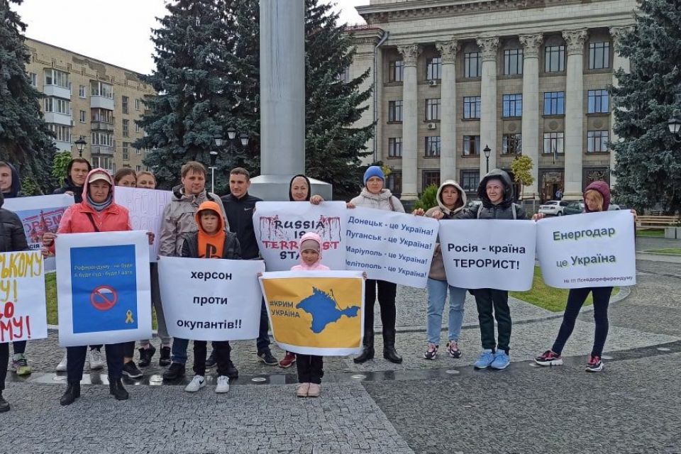 У Житомирі вимушені переселенці з окупованих територій провели флешмоб на підтримку єдиної України та проти «референдуму»