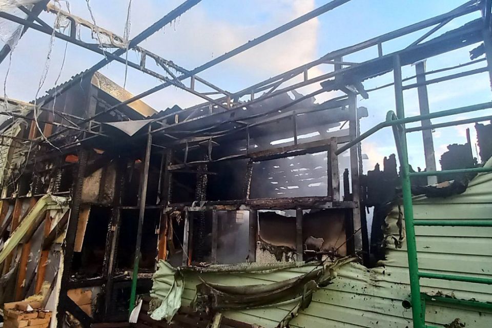 На Житомирщині палала оселя: рятувальникам вдалось врятувати від загоряння два сусідні будинки