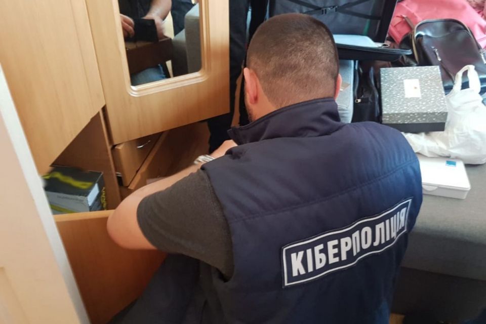 На Житомирщині кіберполіцейські викрили банківського працівника в привласненні коштів клієнтів