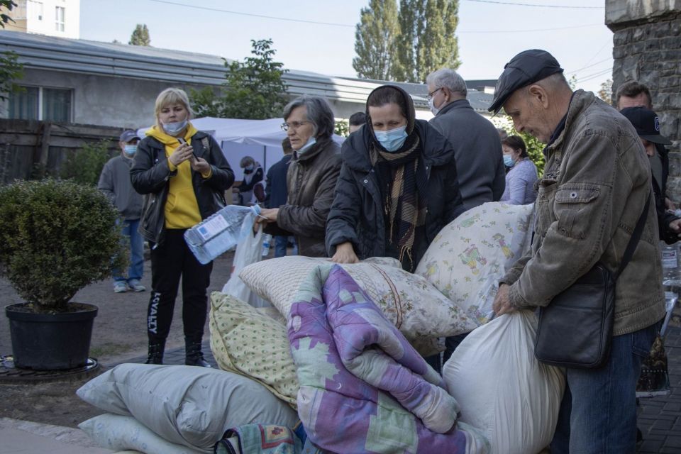Житомирян просять поділитися теплими речами або посудом з вимушеними переселенцями: куди приносити