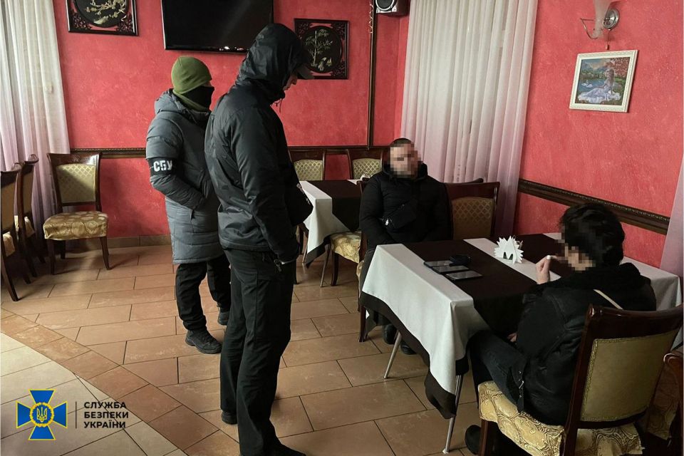 На Житомирщині СБУ ліквідувала чергову схему виїзду «ухилянтів» за кордон: «повний пакет» із «мокрими печатками» коштував 25 тисяч гривень