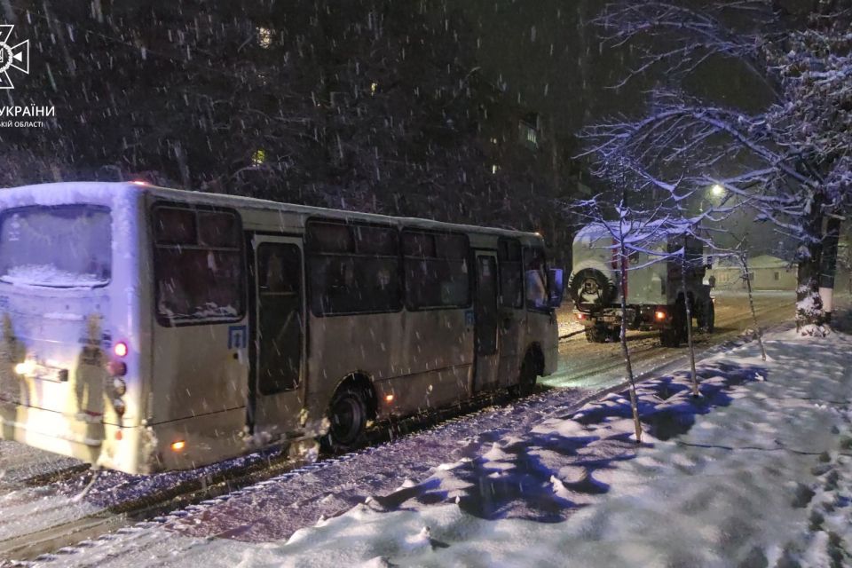 Рятувальники визволили з снігового полону 6 автомобілів