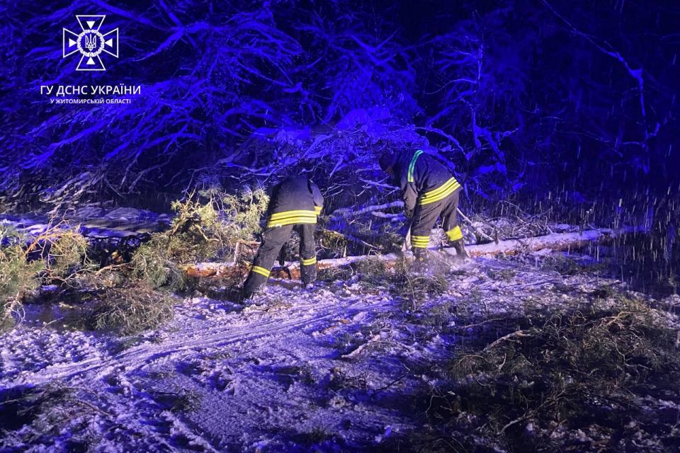 На Житомирщині рятувальники ліквідовують наслідки зимової негоди: фоторепортаж