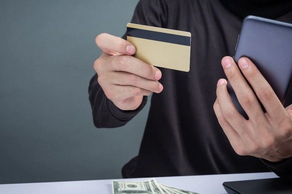 Довірливі полісяни втрачають кошти з банківських карток, повіривши шахраям