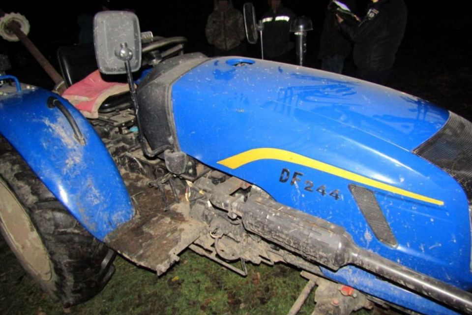 За викрадення заради розваги трактора овруцьким молодикам загрожує від 5 до 8 років тюрми