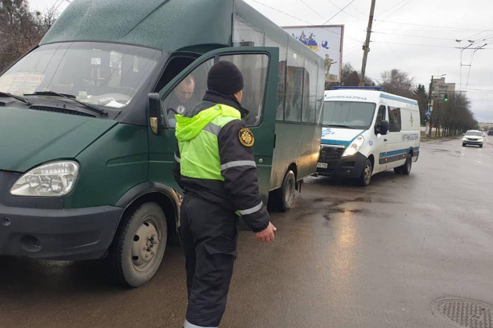 У Житомирі патрульні спільно з Укртрансбезпекою перевіряли громадський транспорт