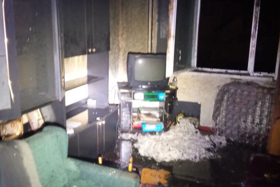На чоловікові уже горів одяг: у Житомирі на пожежі в квартирі п’ятиповерхівки вогнеборці врятували власника оселі