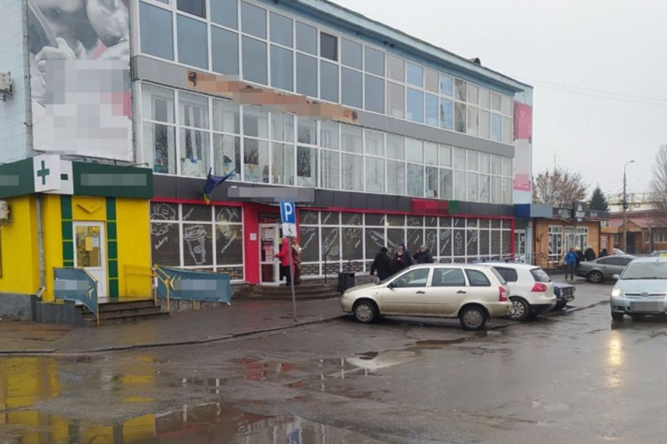 У Бердичеві на парковці біля магазину автомобіль збив пенсіонерку