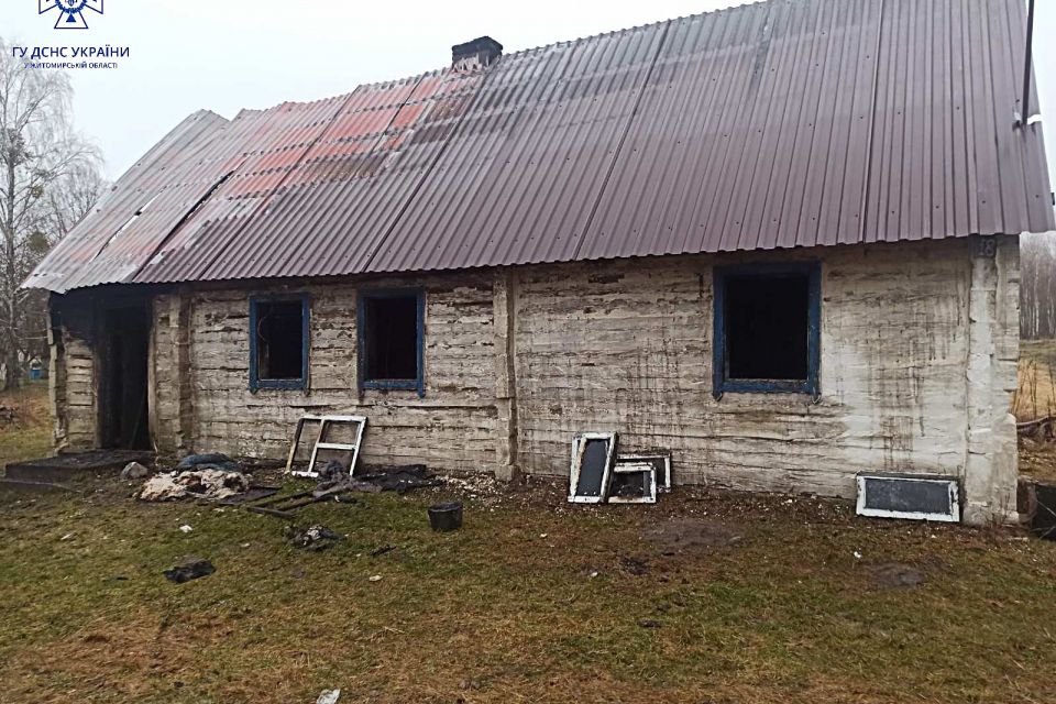 На Коростенщині рятувальники і місцеві жителі 2 години гасили пожежу
