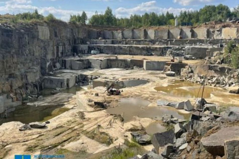 «Відмивання» мільйонних тіньових прибутків - на Житомирщині підозрюють директора підприємства, бенефіціаром якого є родина «гауляйтера» Херсонщини