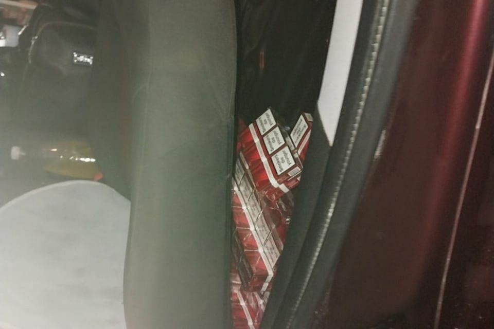 На блокпосту в Олевській громаді зупинили автівку з безакцизними цигарками