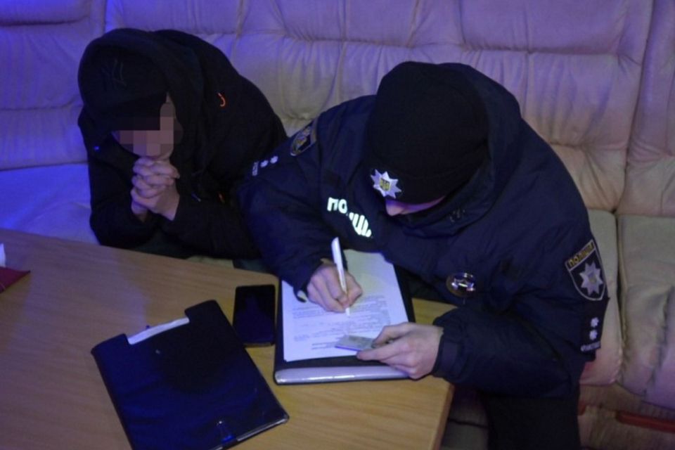 Під час нічного рейду у Житомирі поліцейські перевірили розважальні заклади та відвезли додому нетверезого 17-річного юнака
