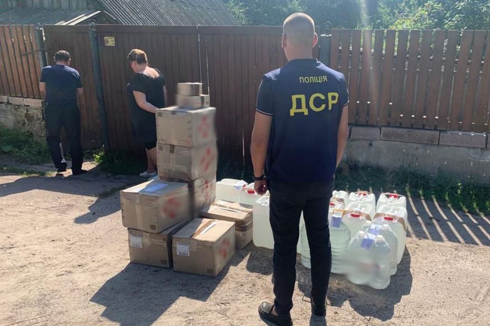 Коростенець організував незаконний бізнес з продажу підакцизних товарів: алкогольний фальсифікат продавали тоннами